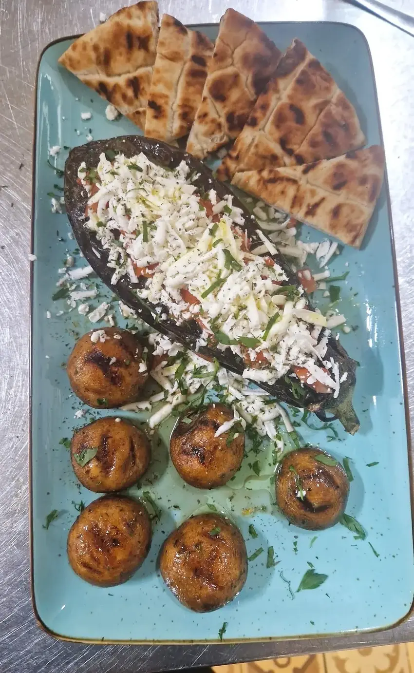 Gegrillte Aubergine mit Käse und Fladenbrot