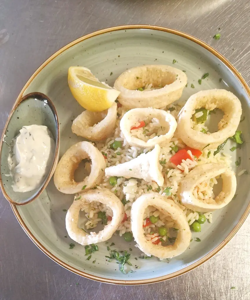Calamari mit Gemüsereis und Zitrone
