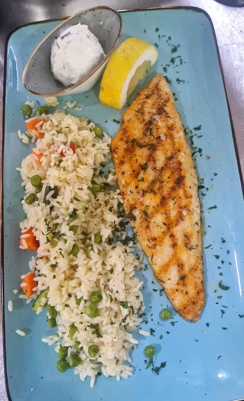Gegrilltes Fischfilet mit Gemüsereis und Zitrone