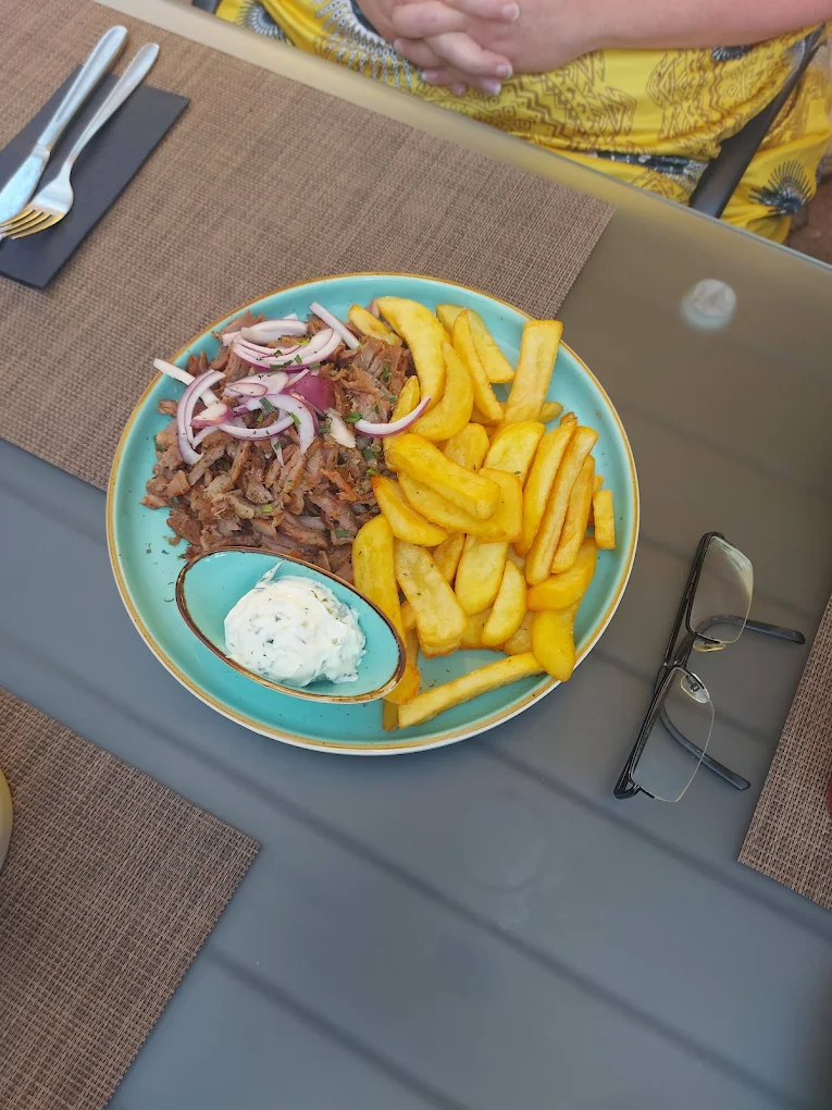 Gyros-Teller mit Pommes