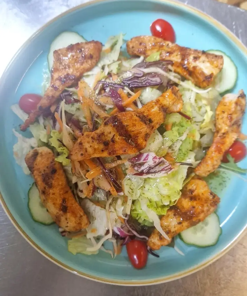Hähnchen-Salat mit frischem Gemüse