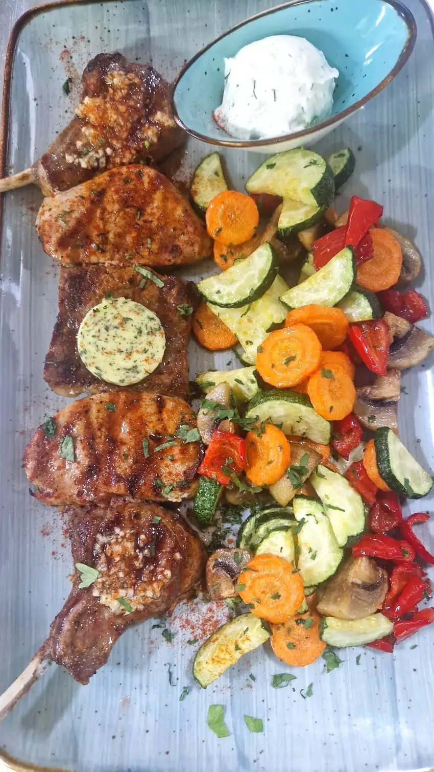 Lammkoteletts mit gegrilltem Gemüse
