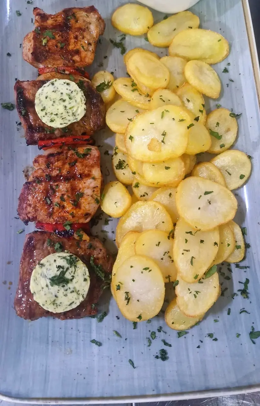 Schweinemedaillons mit Kräuterbutter und Bratkartoffeln