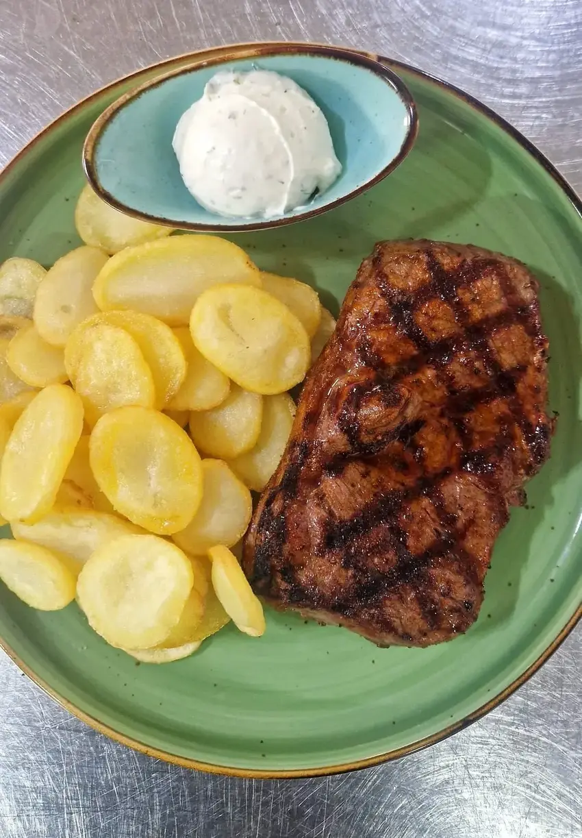 Rumpsteak mit Kräuterbutter und Bratkartoffeln
