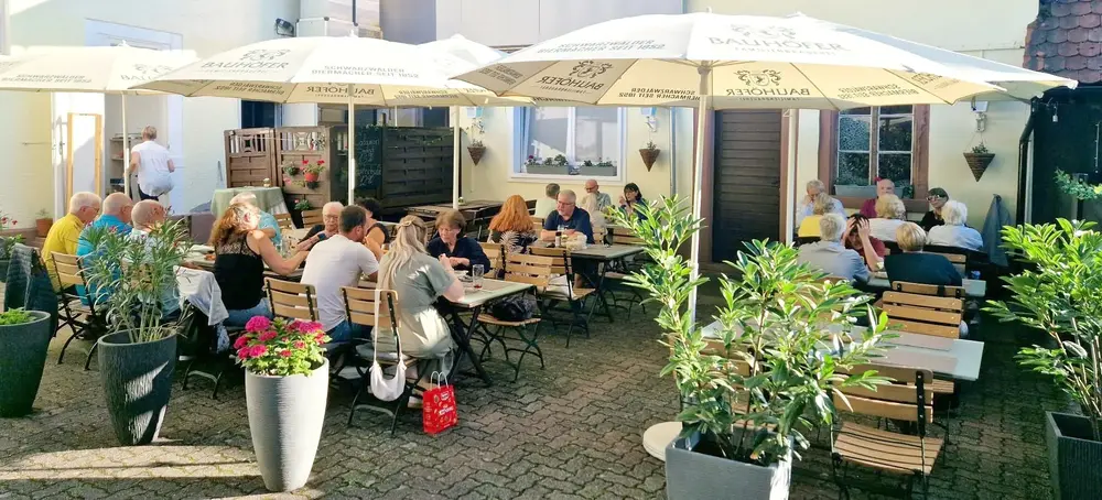 Gäste auf der sonnigen Terrasse am Abend